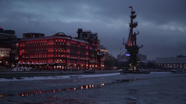 A noite de Inverno em Moscovo. A vista da fábrica de doces de edifício "Outubro Vermelho" e um monumento a Pedro, o Grande — Vídeo de Stock