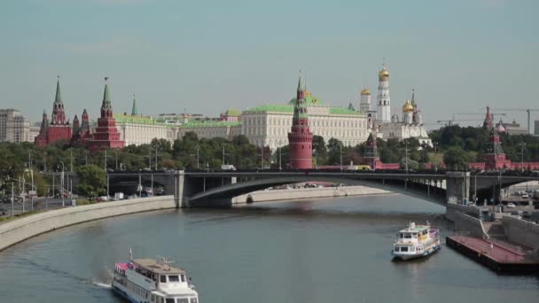 Moscovo. Kremlin. Ponte Big Stone. Verão. Navios a motor — Vídeo de Stock