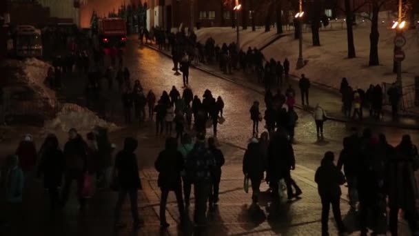 Winteravond in de buurt van het Kremlin van Moskou. Mensen gaan — Stockvideo