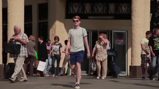 Les gens sortent du métro. Journée ensoleillée à Moscou — Video