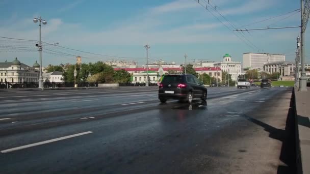 Moskova. Karayolunda. Arabalar. Yaz 02 — Stok video