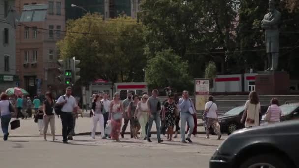 В Москве. Саммер. Люди переходят дорогу на пешеходном переходе — стоковое видео