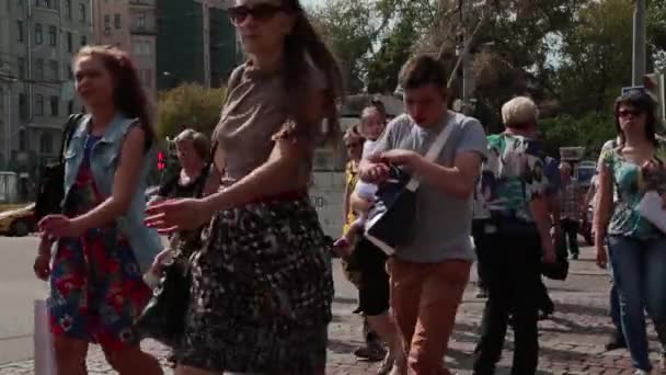 Människor går runt i Moskva staden på sommaren — Stockvideo