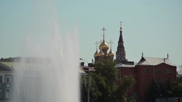 Brunnen im Hintergrund der Kirche — Stockvideo