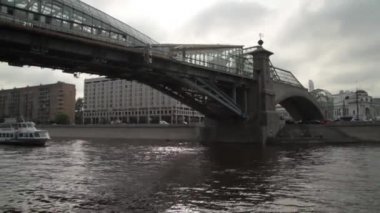 River Andreevsky yaya köprüsü üzerinde göster