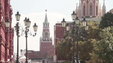 Kızıl Meydan bakan işçinin kuleye bakış Moskova Kremlin 20 kuleleri biridir.