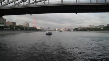 Köprünün altından yazları Moskova Nehri üzerinde gemi yüzer