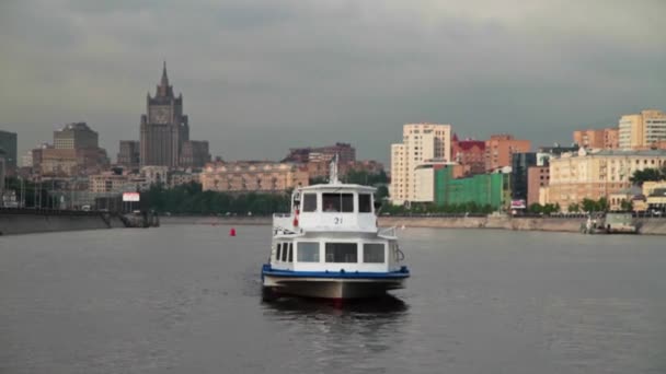 Το πλοίο να επιπλέει στις όχθες του ποταμού Μόσχα το καλοκαίρι. fullface — Αρχείο Βίντεο