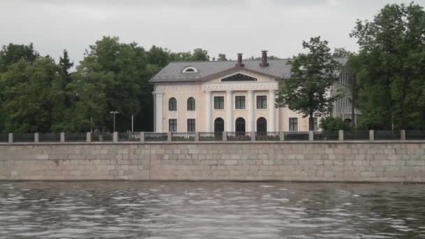 Casa en el río Moscú — Vídeo de stock