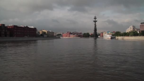 La vista desde el río hasta el monumento a Pedro 1. Moscú. Nubes — Vídeos de Stock