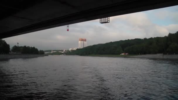 La vue de l'Académie russe des sciences de sous le pont, Moscou, Russie — Video