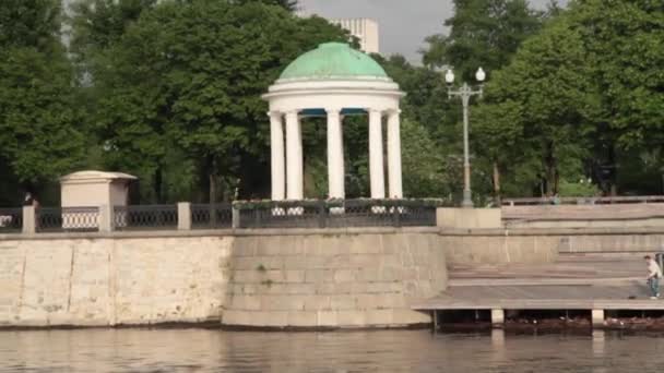 Vista do rio para o pavilhão em Gorky Park, Moscou. Verão — Vídeo de Stock