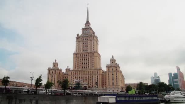 La vista del hotel Ucrania desde el río en el verano — Vídeos de Stock