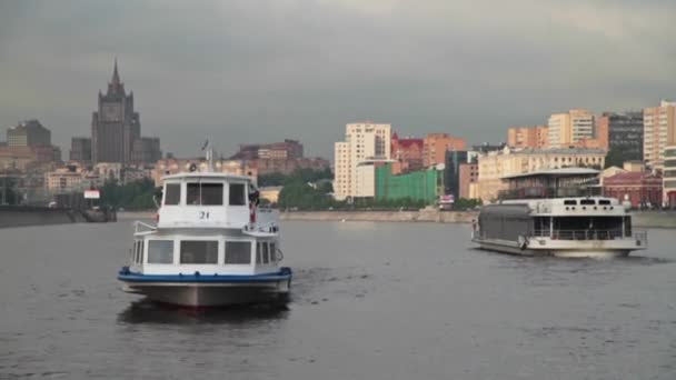 Pohyb dvou lodí na řece Moskva v létě — Stock video