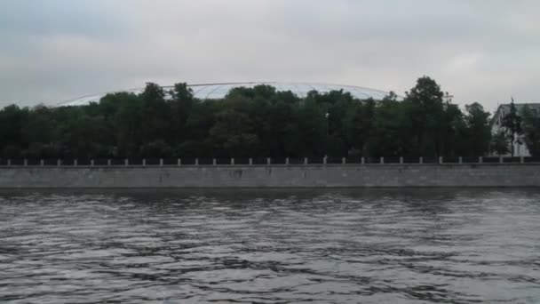Udsigt fra floden på taget af det olympiske Luzhniki-kompleks om sommeren – Stock-video