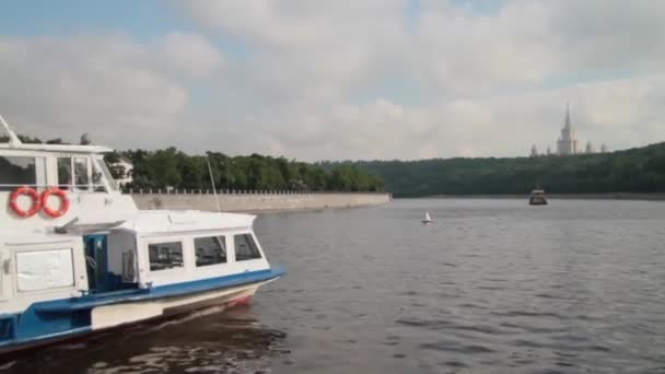 Statek płynie na rzece Moskwie latem — Wideo stockowe