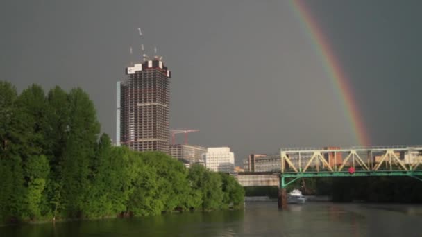 Fluss. Regenbogen. Stadt 3 — Stockvideo