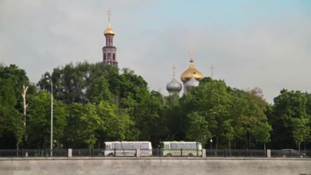 Moscú. Muelle. Se pueden ver las cúpulas de la Iglesia — Vídeos de Stock