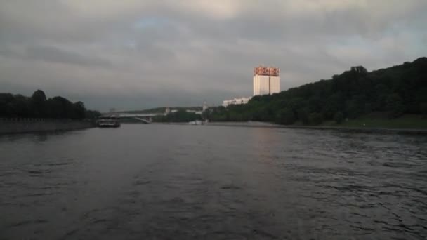 Beskåda av den ryska vetenskapsakademin från floden, Moskva, Ryssland — Stockvideo