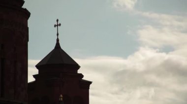 Güneşli gökyüzüne karşı karmaşık Ermeni Kilisesi kubbe