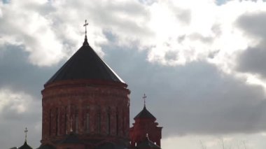 Kış gökyüzüne karşı karmaşık Ermeni Kilisesi kubbe. Zaman atlamalı