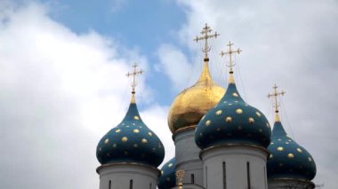 Gökyüzüne karşı Ortodoks Kilisesi'nin kubbe. Hızlı