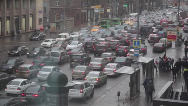 O engarrafamento na rua Tverskaya, Moscou, Rússia — Vídeo de Stock