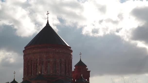 Купол армянского церковного комплекса против зимнего неба. Временной интервал — стоковое видео