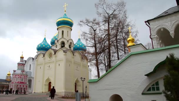 Mariä-Himmelfahrt-Brunnen der Kapelle, sergiev posad, Russland, auf dem Territorium der Heiligen Dreifaltigkeit St. Sergius lavra. — Stockvideo