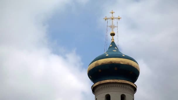 Gökyüzüne karşı Ortodoks Kilisesi'nin kubbe. Sergiev Posad — Stok video