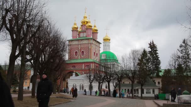 Sergiev posad, russland, auf dem Territorium der heiligen Dreifaltigkeit St. sergius lavra. — Stockvideo