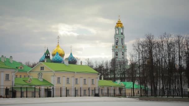 Sergiev Posad, Oroszország, a Szent Háromság Szent Sergius Lavra területén. Gyors — Stock videók