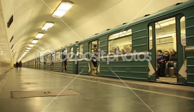 Moskova metrosu. Tren kalkış.