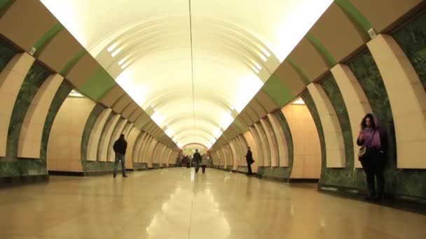 Halle der U-Bahn-Station maryina roshcha. Moskauer U-Bahn. — Stockvideo