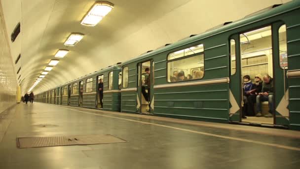 The Moscow metro. Departure of the train. — Stock Video