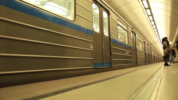 Stacji metra Trubnaya. Wyjazd pociągu — Wideo stockowe