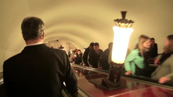 Pohyb eskalátoru v metru — Stock video