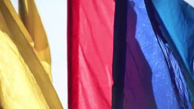 Bayrakları rüzgarda sallayarak. Sunny01