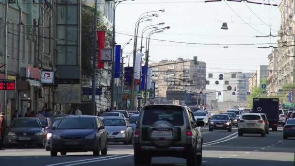 Trafic automobile. Novoslobodskaya str., Moscou, Russie — Video