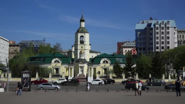 Den kyrkan av St Philip, Metropolitan i Moskva. Våren. Veckodag — Stockvideo