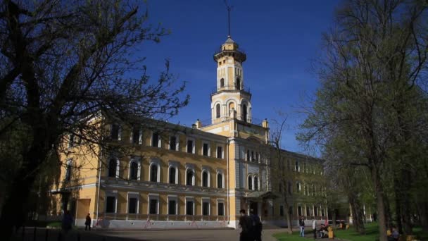 Museo Central del Ministerio del Interior de Rusia. Primavera. La gente va — Vídeo de stock