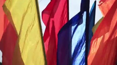 Bayrakları rüzgarda 02 sallayarak. Güneşli.