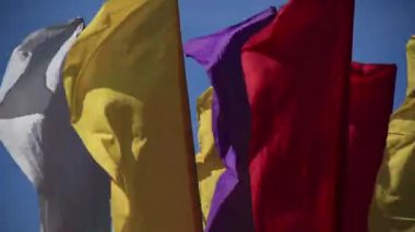 Bayrakları rüzgarda 05 sallayarak. Güneşli.