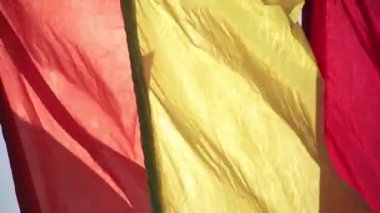 Bayrakları rüzgarda sallayarak. Panorama.