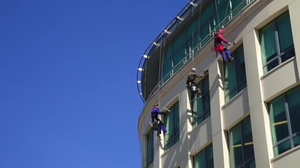 El limpiacristales de un edificio de oficinas 04. Moscú, Rusia — Vídeos de Stock