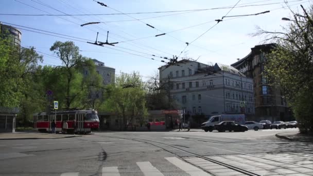 Le mouvement du tram. Matin d'été . — Video