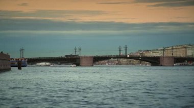 6.06.2015 - nehirden görünümüne Dvortsoviy Bridge, St Petersburg, Rusya Federasyonu. Günbatımı