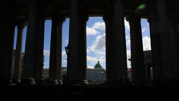 16.06.2015 - Columnas de la Catedral de Kazansky, San Petersburgo, Rusia. Rápido. — Vídeo de stock