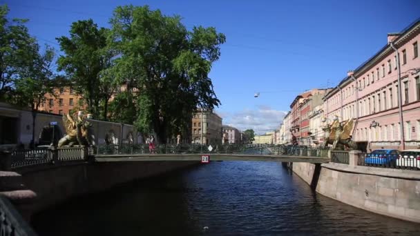 16.06.2015-, bankovskiy bridge, St Petersburg, Ryssland. Människor går — Stockvideo