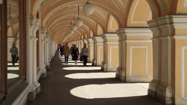 Gallery of the first floor of the Gostinniy Dvor. St. Petersburg, Russia — Stock Video